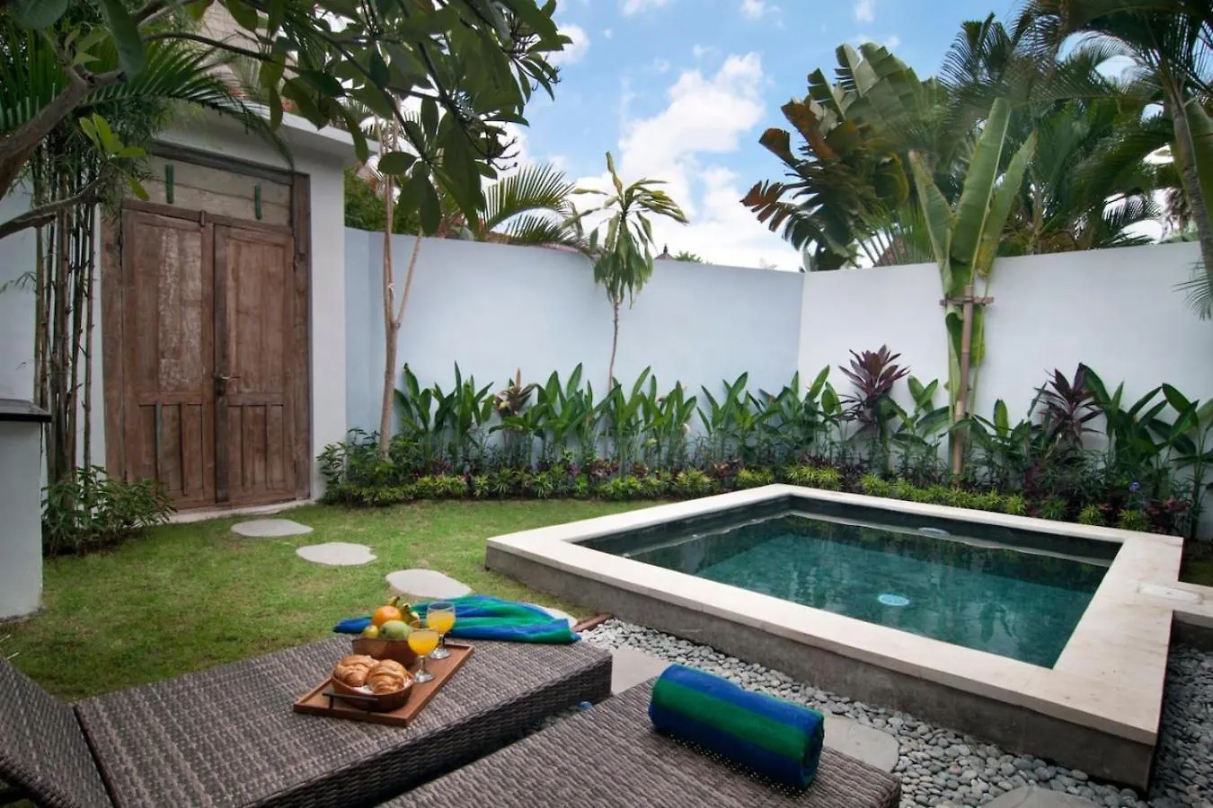 Fantastic 1 Bedroom Villa Private Pool Walk To Beach contacts